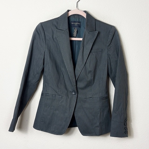 Banana Republic Pinstripe Dark Grey Blazer size 2 P - Picture 1 of 8